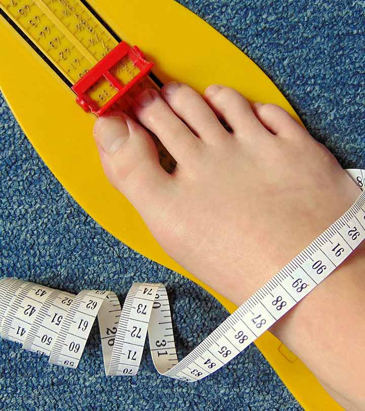 woman measuring her shoe size